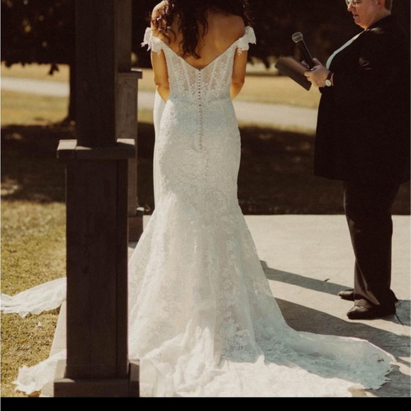Beautiful size 8 wedding dress (ivory) worn in July, dry-cleaned. - Picture 4 of 4